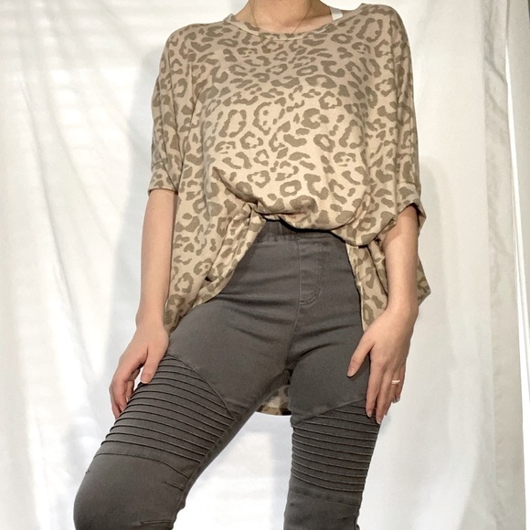 Andrée BY UNIT cheetah print knit shirt in pastel pink and cream - Picture 6 of 8